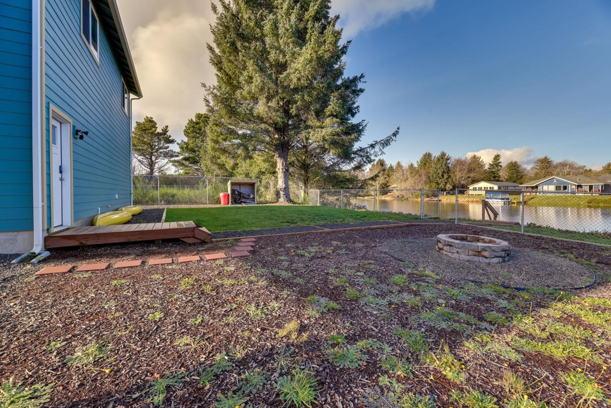 Canal-Front Home In Ocean Shores With Dock And Views! Exterior photo