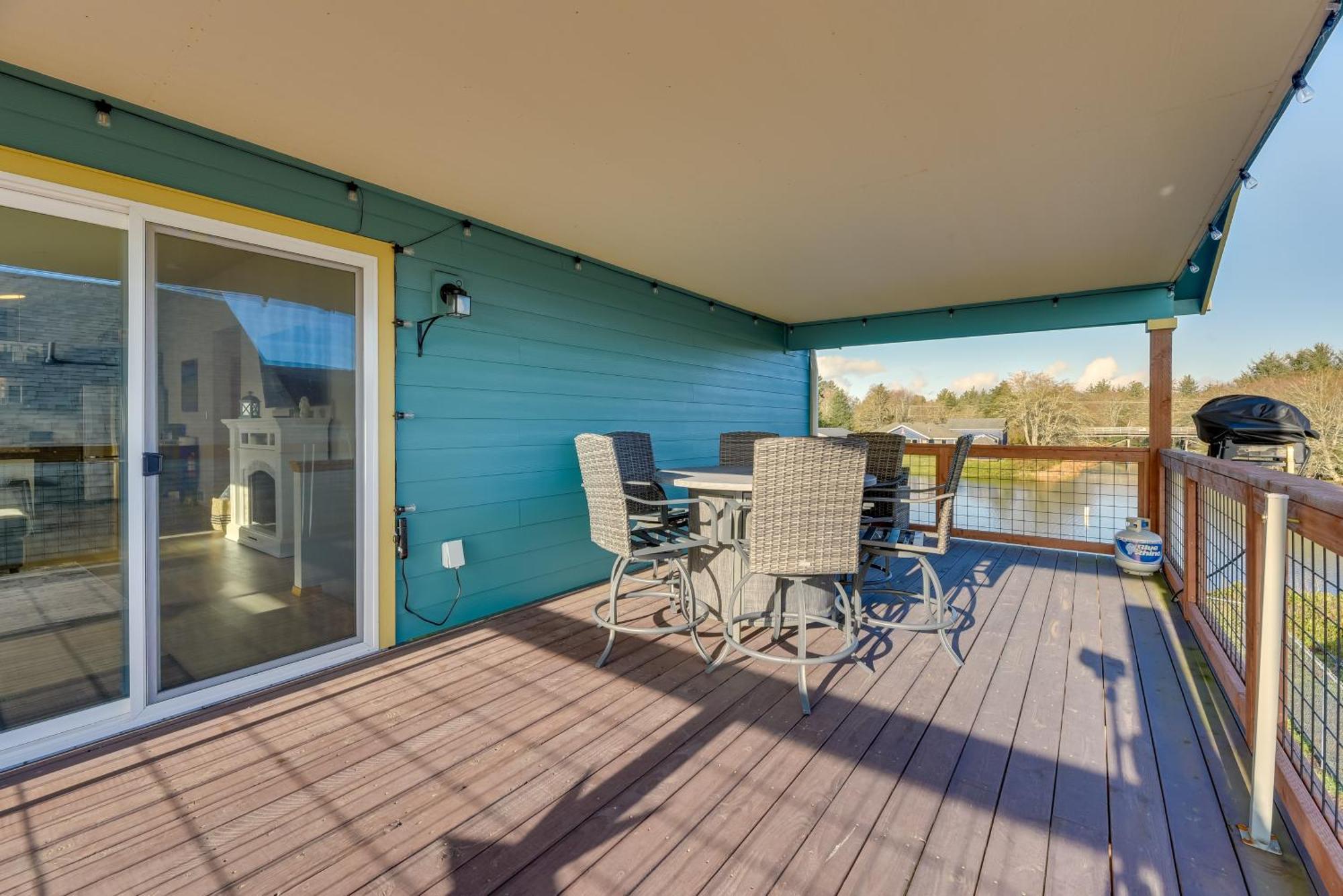 Canal-Front Home In Ocean Shores With Dock And Views! Exterior photo